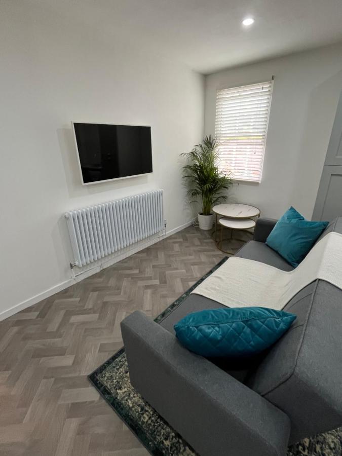 Warwick Town Centre Apartment